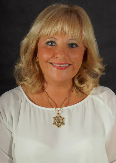Retrato de estudio de la Profesora Rossana Lara.